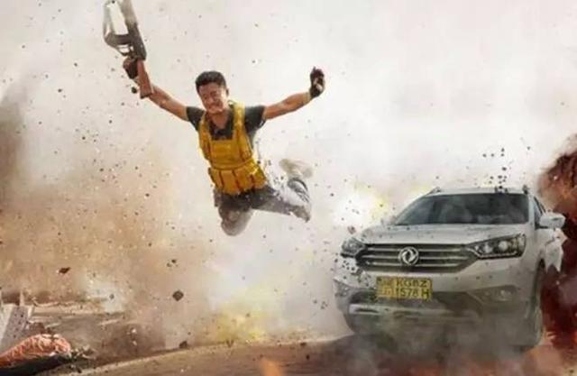 相比国产车和茅台,《战狼2》里面吴京用的这手机才叫牛X!