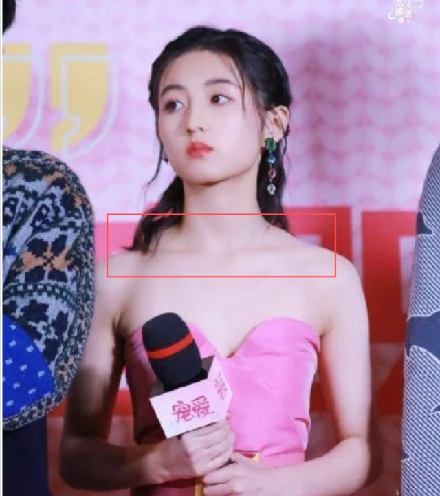 张子枫:三亿网友都在讨论她的胸,这胸碍了谁的眼?