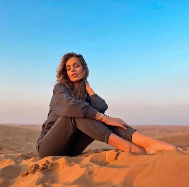 布拉格瑰宝:恋爱岛“炸弹女孩”,超模Kocendova火辣并优雅