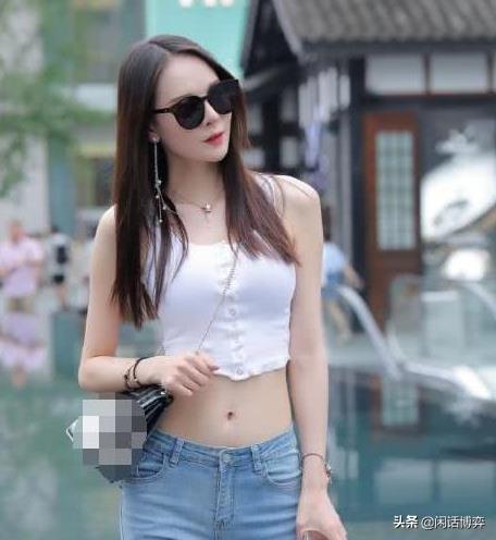 「街拍」 最“靓”的辣妈,穿紧身牛仔裤秀出成熟魅力