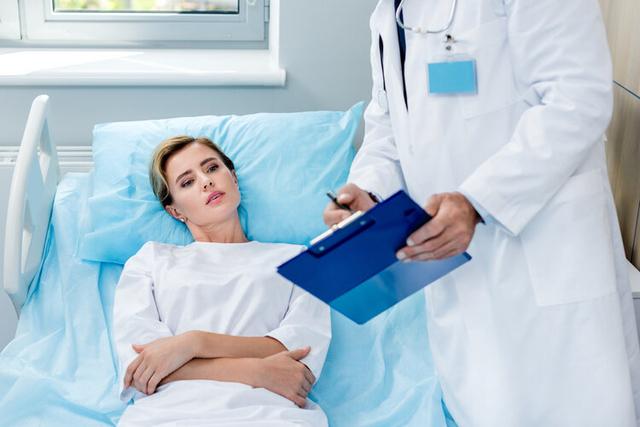 20岁女大学生私处长“痘痘”,医院确诊宫颈癌,病因与男友有关