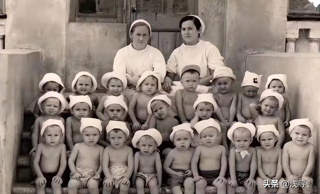 罕见照片:日本女人竟如此开放大胆,女学生脱光衣服全身赤裸上课