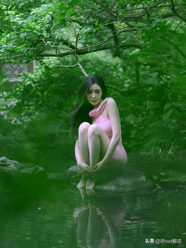 张天爱身穿粉色露肩短裙,光着脚丫在池畔戏水,很是娇艳迷人~