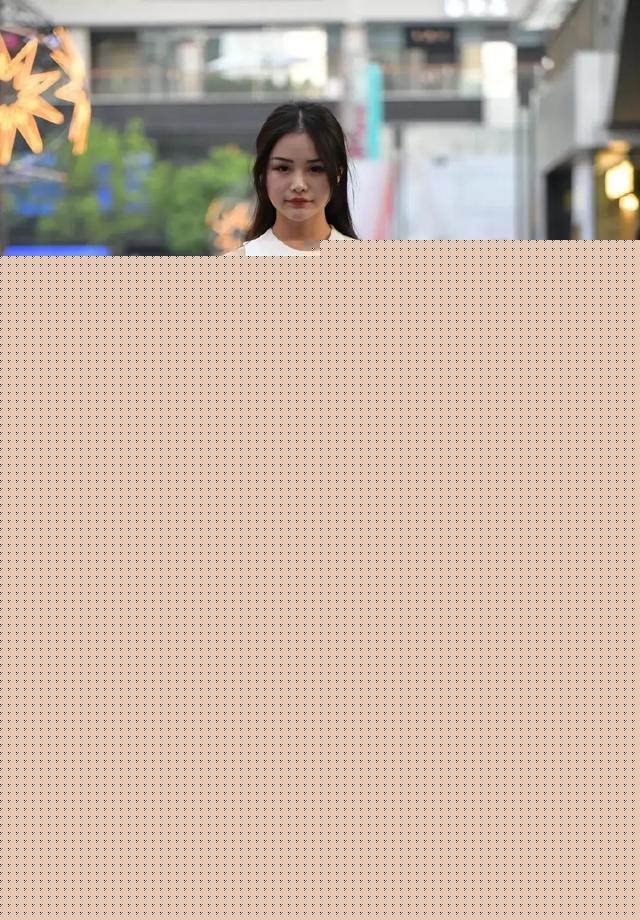 【民间美女】又白又嫩的紧身裙美眉