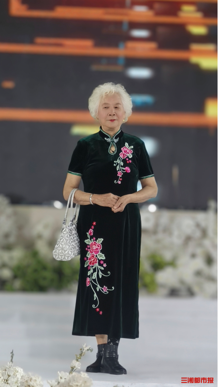 优雅到老,83岁旗袍模特自信微笑征服T台