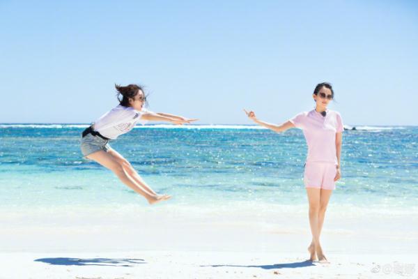 谢娜约章子怡海边比武被打飞,两个美女的大长腿太抢镜