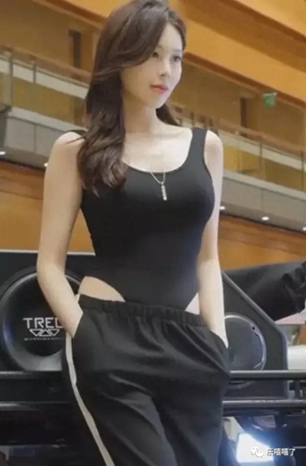 美女穿开裆内裤(抖音“最美车模”火了，紧身泳衣套裤子，网友：不露也可以很美)