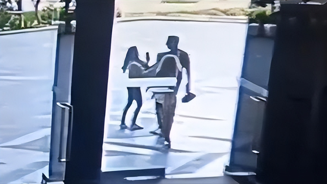 你再骂一下试试!中国美女在泰国暴打外国2米壮汉,短袖改成开衫