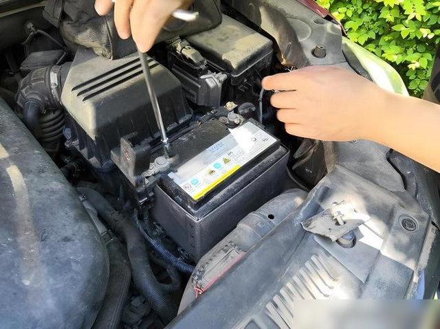 拆卸汽车电瓶线为什么要先拆负极?先拆正极有什么影响?