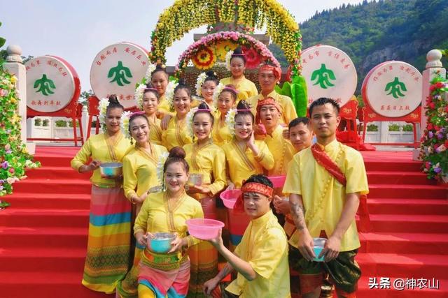 神农山泼水狂欢节开始啦!傣族美女蹦傣迪,泼起来!