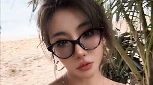 对美女拳击(你再骂一下试试中国美女在泰国暴打外国2米壮汉，短袖改成开衫)