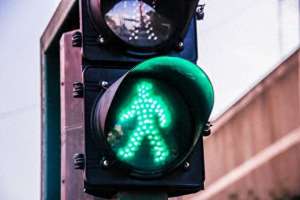 汽车不让行人怎么办(行人闯红灯可以不让行吗？不让行将承担什么责任？)