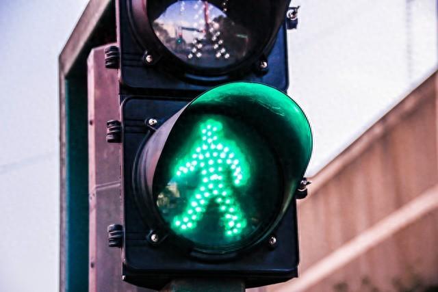 行人闯红灯可以不让行吗?不让行将承担什么责任?