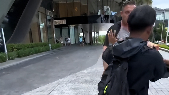 你再骂一下试试!中国美女在泰国暴打外国2米壮汉,短袖改成开衫