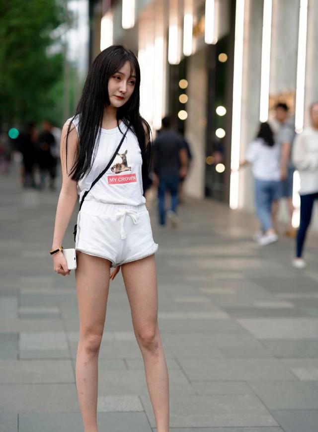 路人街拍:清纯学妹玩性感,迷你短裙好撩人,路人都说身材真好