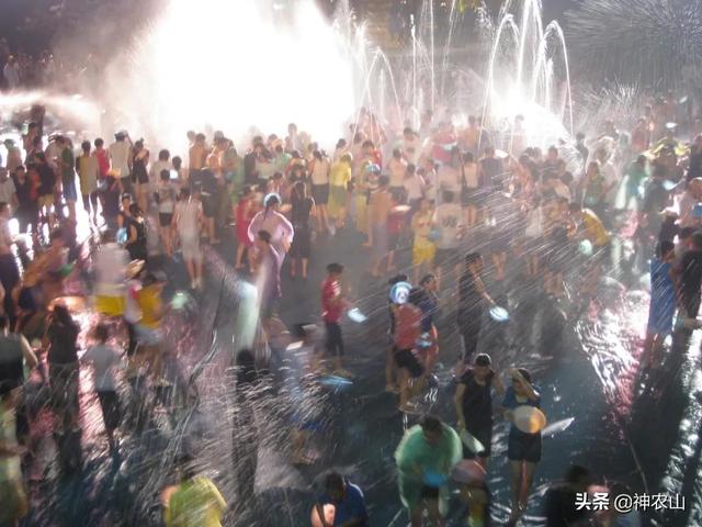 神农山泼水狂欢节开始啦!傣族美女蹦傣迪,泼起来!
