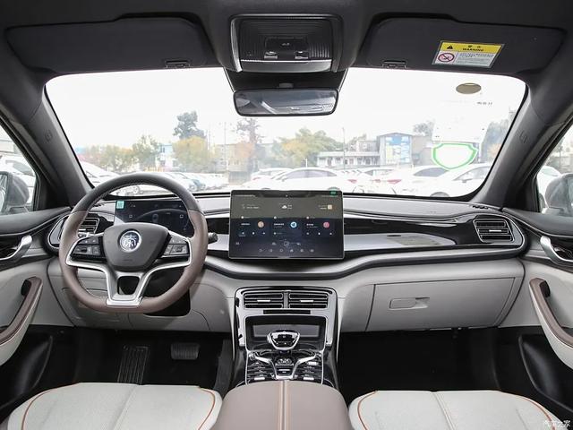 秦L 9.98万起,一年卖25万辆!续航超2000km,百公里才2.9个油!