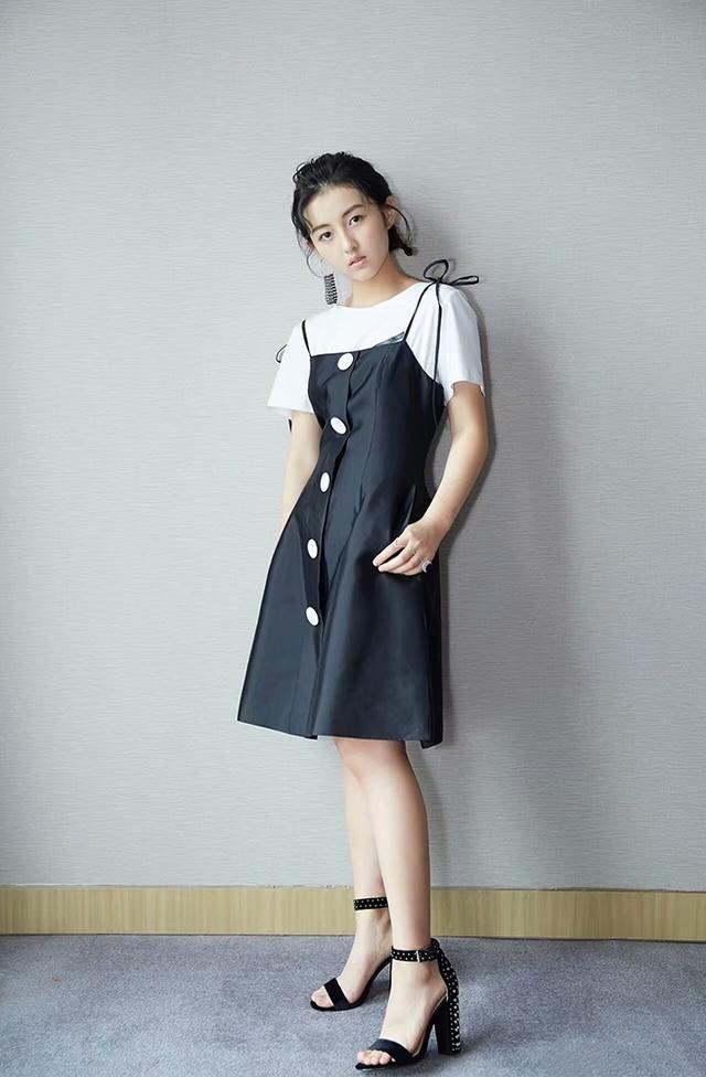 张子枫:三亿网友都在讨论她的胸,这胸碍了谁的眼?