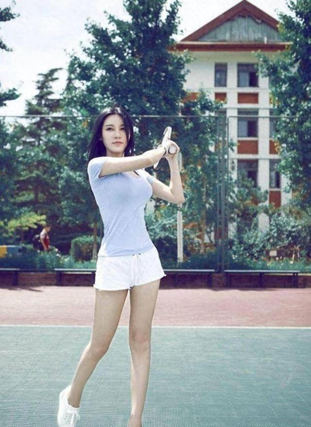 最美足球宝贝，因世界杯“胸夹手机”照走红，曾参演周润发电影！