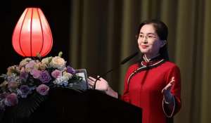 美女一言(“旗袍女神”最美校长胡红梅：从天堂到地狱，只因“抄得太狠”)