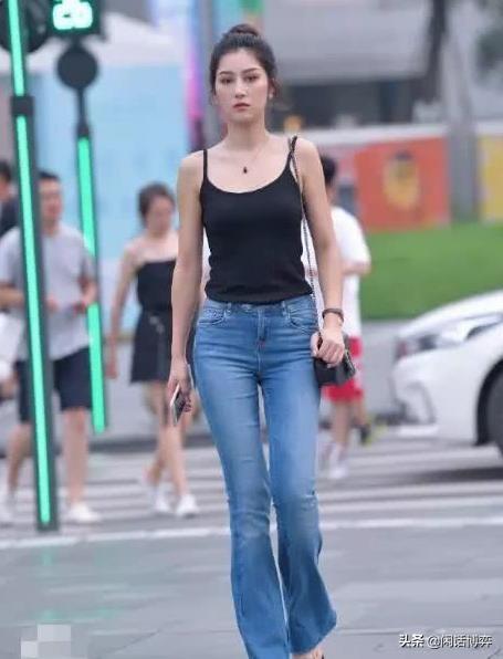 「街拍」 最“靓”的辣妈,穿紧身牛仔裤秀出成熟魅力
