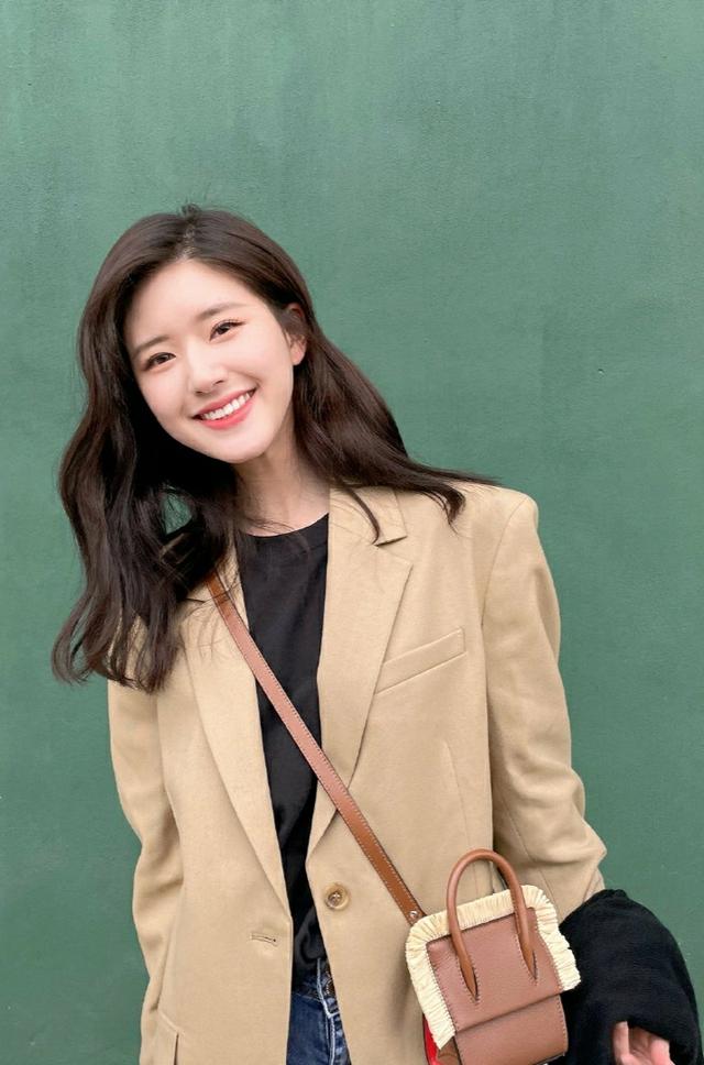 赵露思的腿真实存在?街拍照看清双腿缝隙,P没P图一目了然