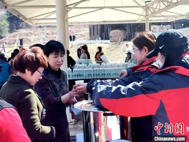 辽宁沈阳:杏花仙子醉美舞动千亩杏花林