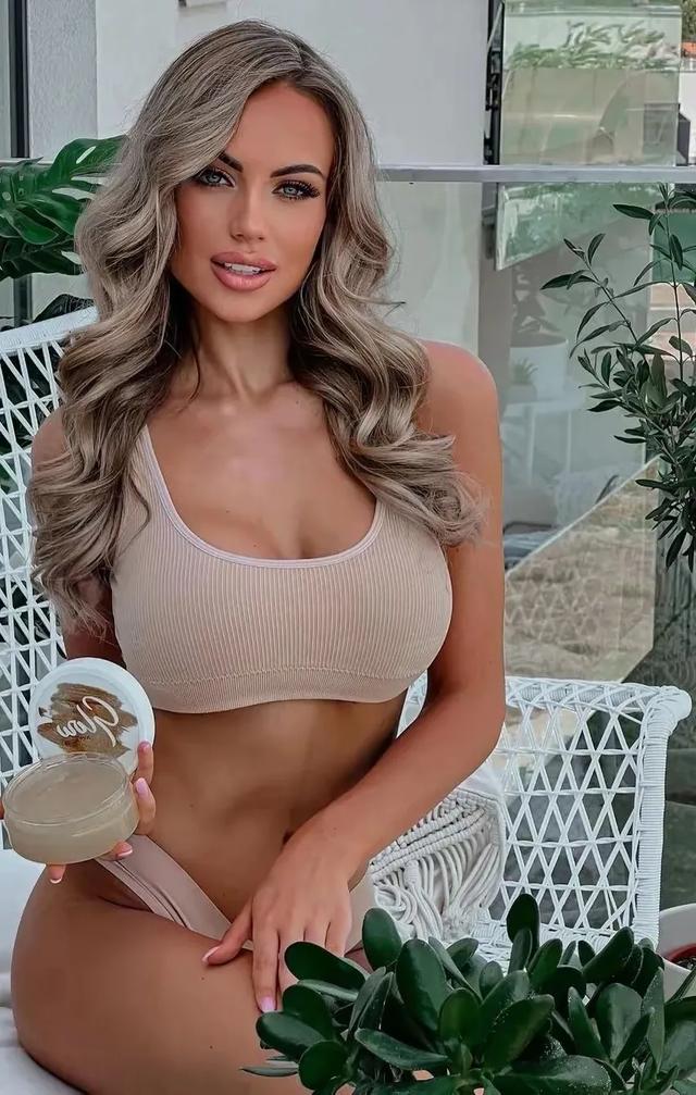 布拉格瑰宝:恋爱岛“炸弹女孩”,超模Kocendova火辣并优雅