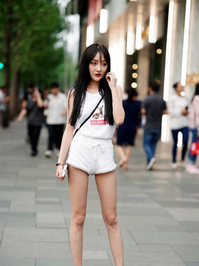 路人街拍:清纯学妹玩性感,迷你短裙好撩人,路人都说身材真好