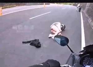 美女的裤头(心疼美女骑手穿超短裤不幸摔倒走光露出臀部大喊我的内裤)