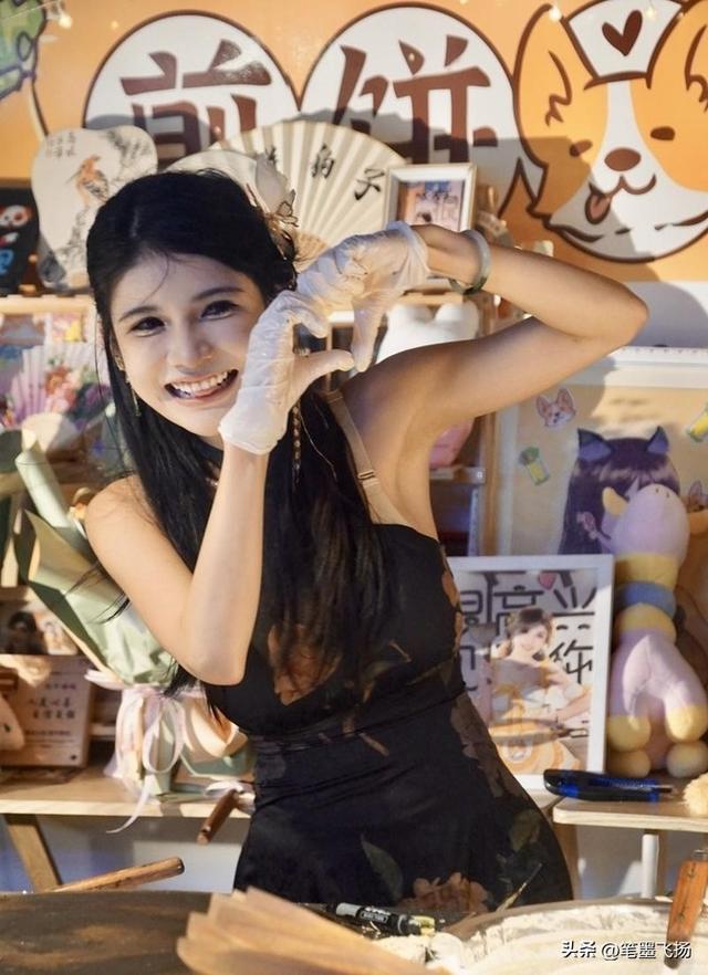网红狗头萝莉出摊卖煎饼,也算是煎饼界的一枚美女了