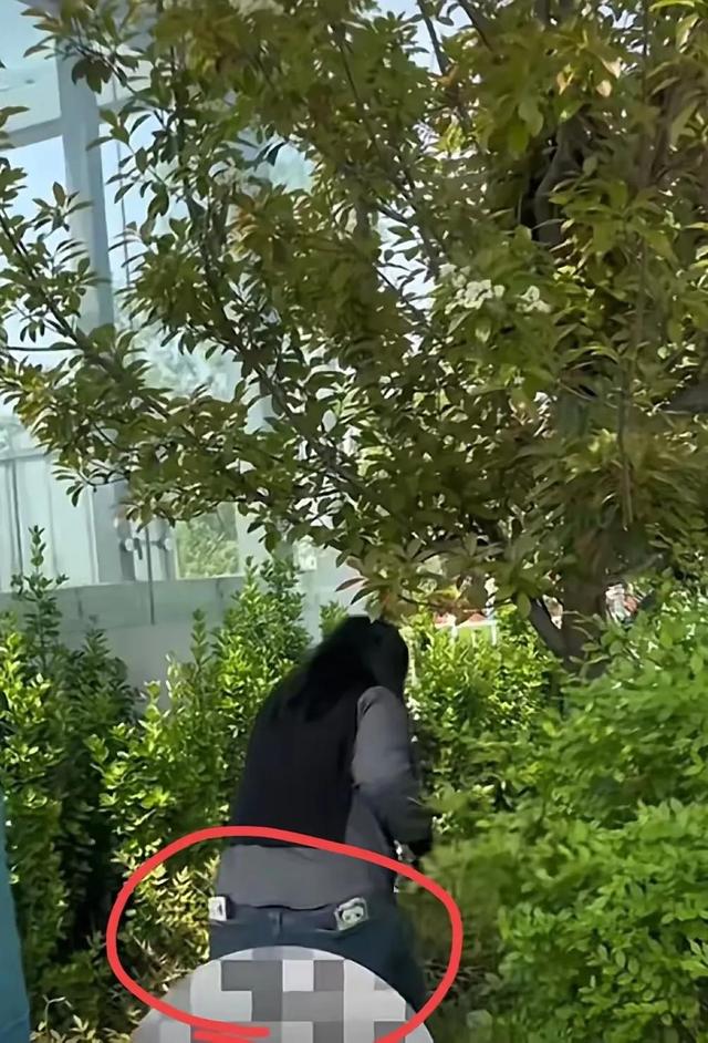 禁止随地大小便!躲在花丛中的美女,你要绕开走,真恶心啊