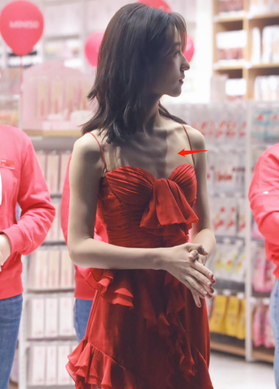 张子枫:三亿网友都在讨论她的胸,这胸碍了谁的眼?