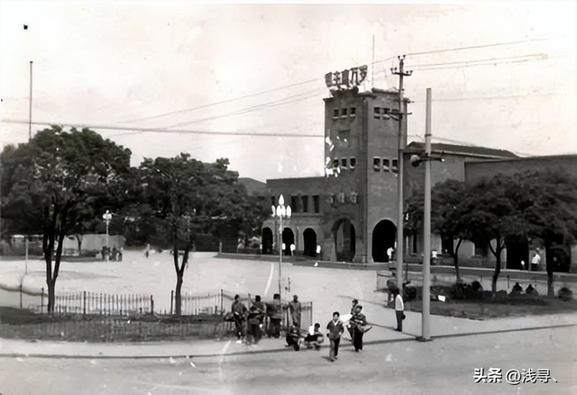 罕见照片:日本女人竟如此开放大胆,女学生脱光衣服全身赤裸上课