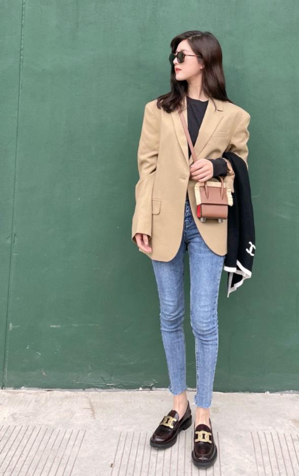 赵露思的腿真实存在?街拍照看清双腿缝隙,P没P图一目了然