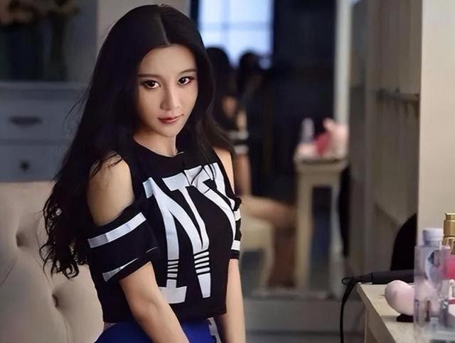 最美足球宝贝，因世界杯“胸夹手机”照走红，曾参演周润发电影！