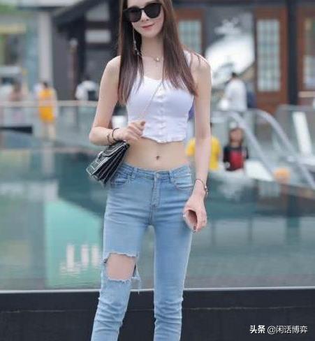 「街拍」 最“靓”的辣妈,穿紧身牛仔裤秀出成熟魅力