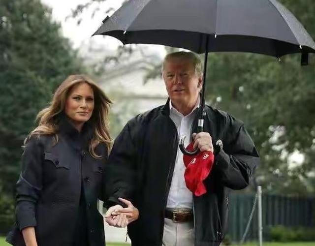 当老婆裙子被风吹起，奥巴马赶紧用手挡住，特朗普却当作没看到