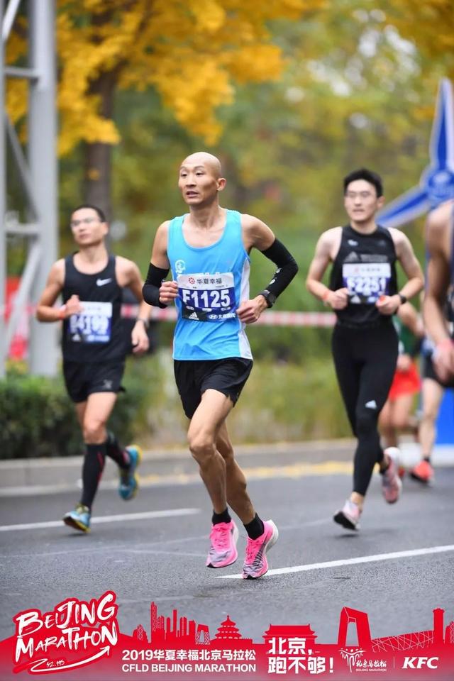 北马,首马,这个光头从F区出发,超28000人,2小时37分完赛