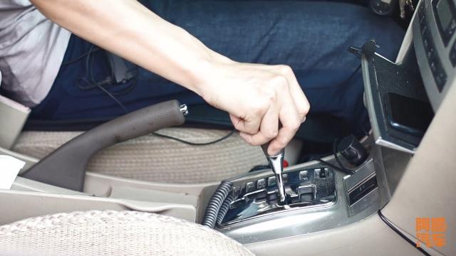 自动挡坡道停车你真的会吗?不注意挂挡顺序,变速箱随时卡死