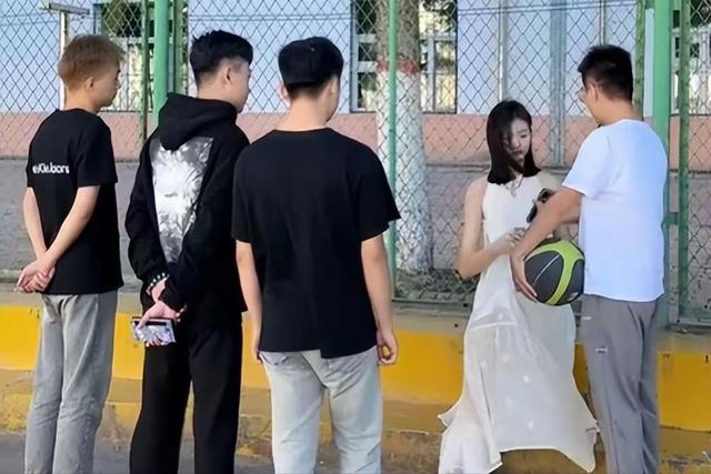 20岁身高堪比姚明,貌美如花大大大美女,人比门框高,对象不好找