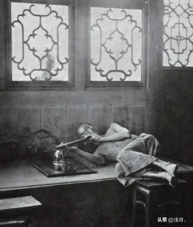 罕见照片:日本女人竟如此开放大胆,女学生脱光衣服全身赤裸上课