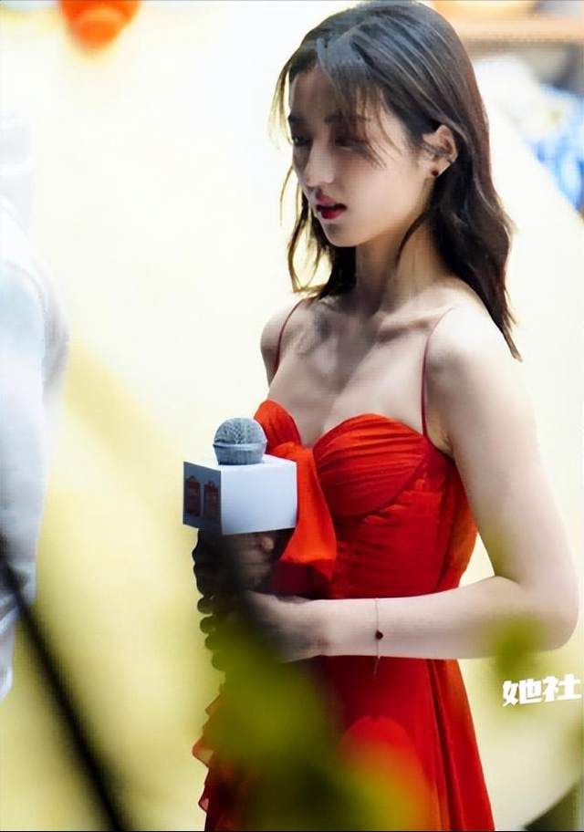 张子枫:三亿网友都在讨论她的胸,这胸碍了谁的眼?