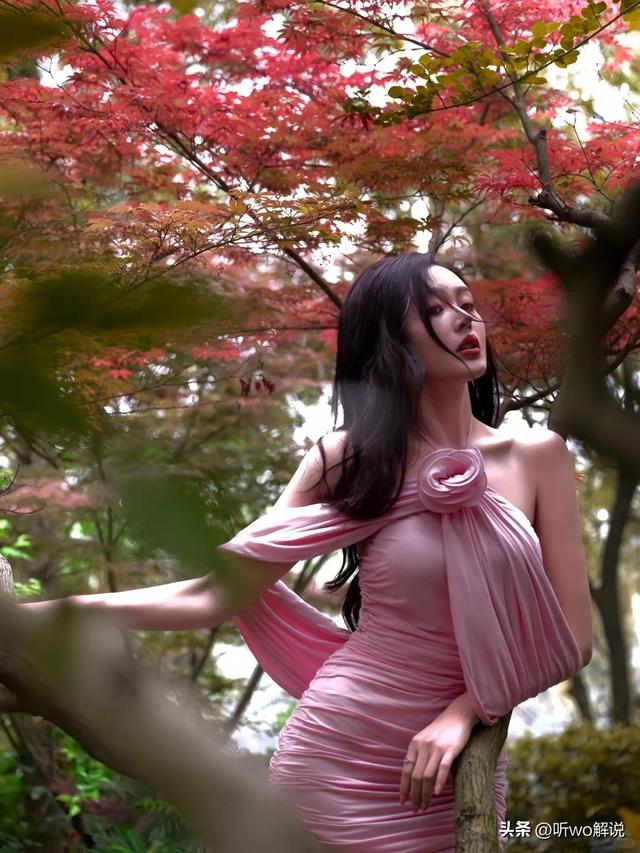 张天爱身穿粉色露肩短裙,光着脚丫在池畔戏水,很是娇艳迷人~