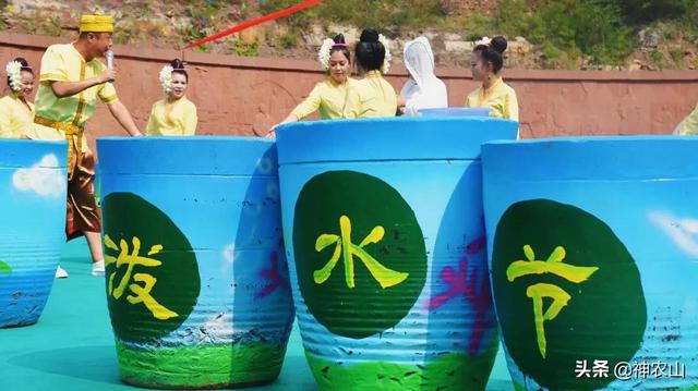 神农山泼水狂欢节开始啦!傣族美女蹦傣迪,泼起来!