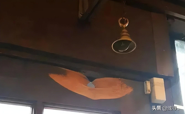 罕见老照片：赤身裸体被围观的洋女人，一丝不挂的女奴被绑在马上