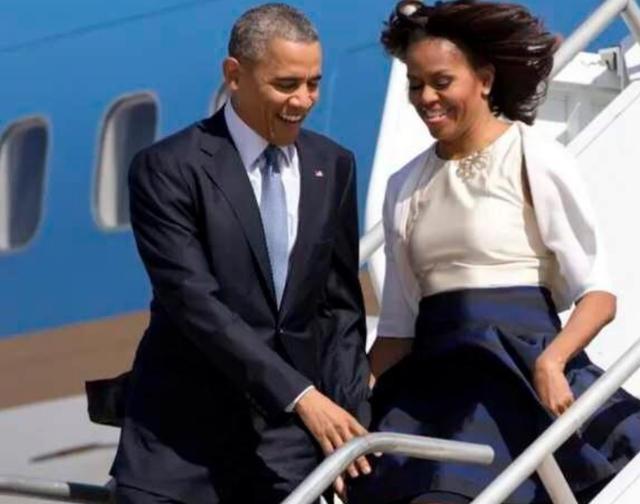 当老婆裙子被风吹起，奥巴马赶紧用手挡住，特朗普却当作没看到