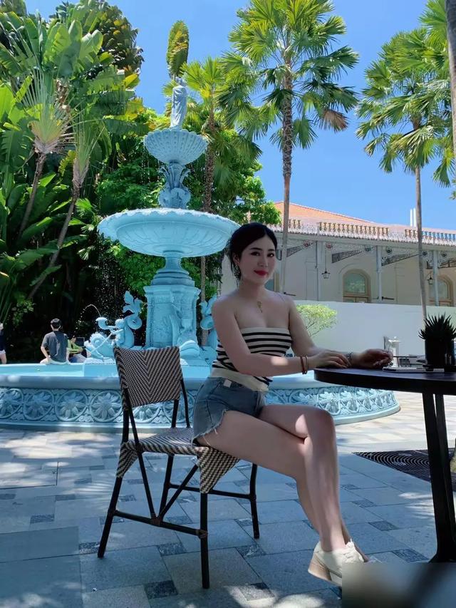 白嫩美女户外写真