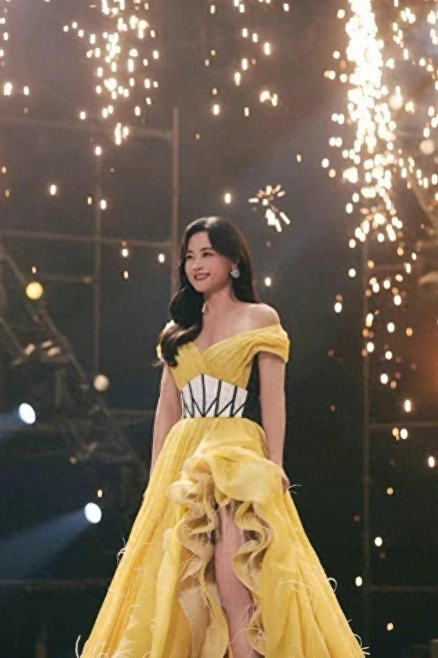 瘦百斤后的贾玲算不算大美女,看看她和张小斐谢楠的合照就知道了