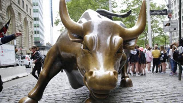 美国一座雕像火了,私处被摸到发光,还有美女摆不雅姿势拍照